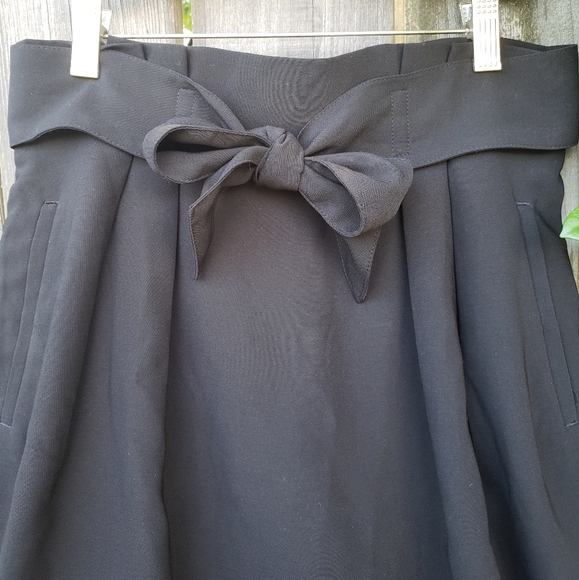 H&M black skirt with bow and pockets - Picture 2 of 8